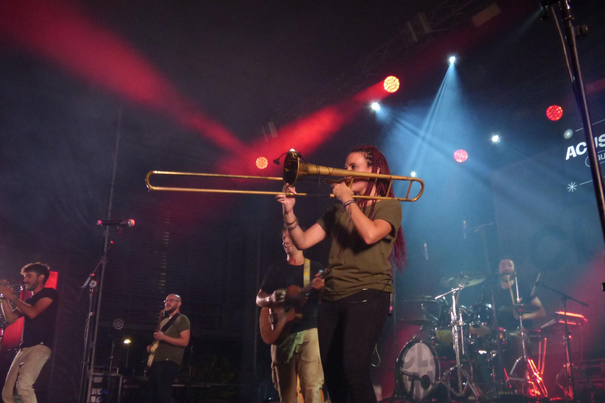 La plaça Catalunya embogeix amb la primera nit del retorn del Festival Acústica