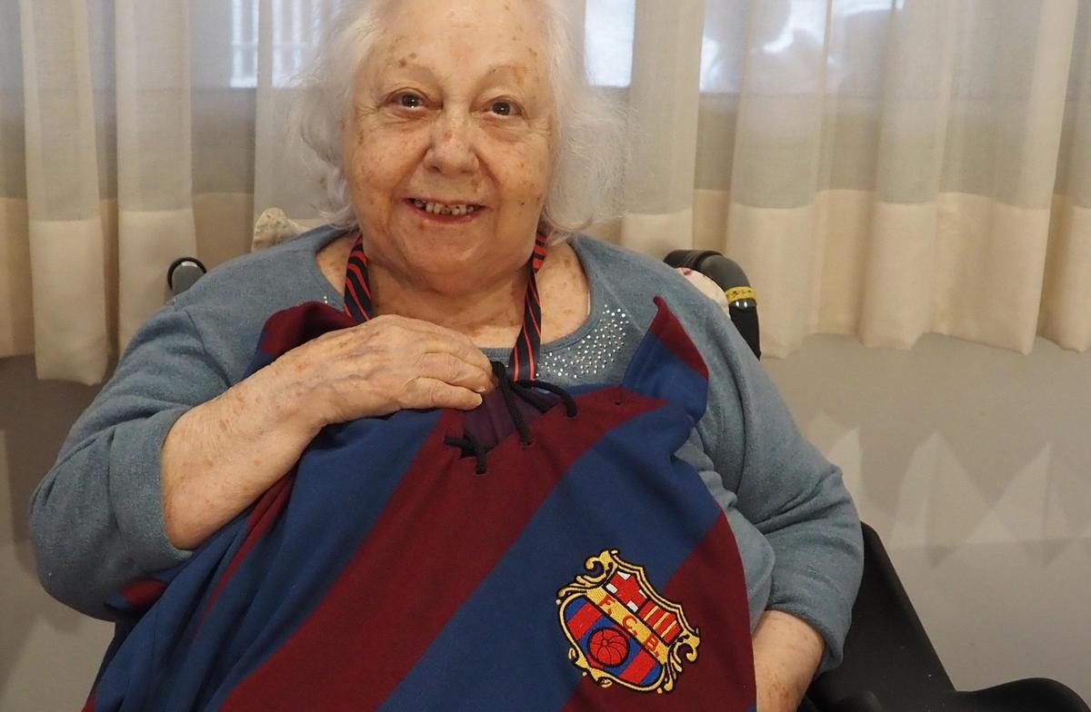 Angelina posa con una antigua camiseta azulgrana.