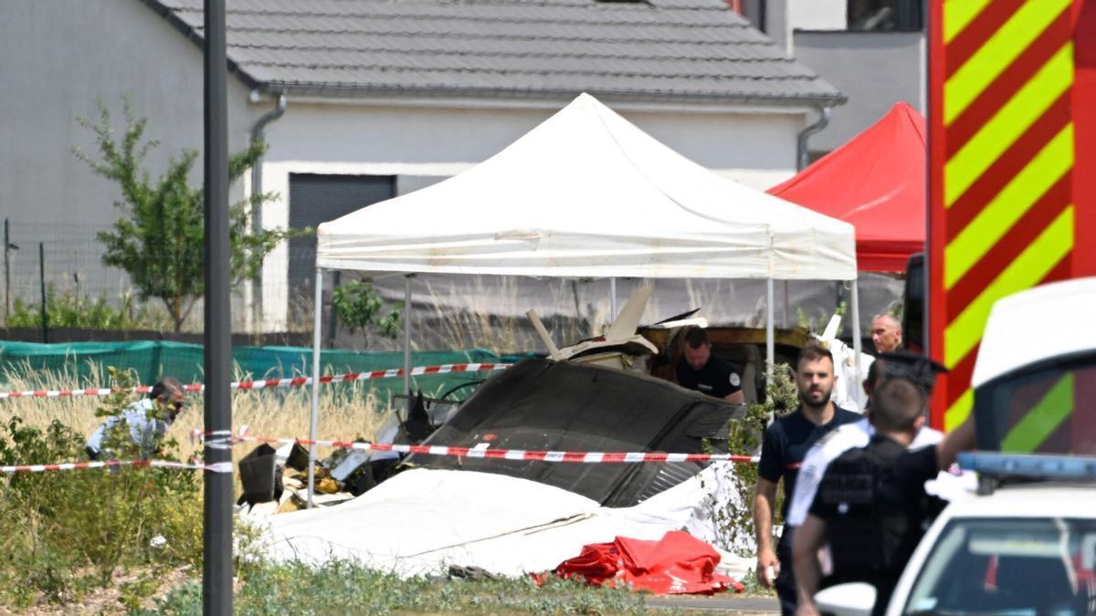 Personal de seguridad vigila los restos de la avioneta Pilatus PC-6 accidentada en Tomblaine, a las afueras de Nancy, en el este de Francia, con 11 pasajeros a bordo.