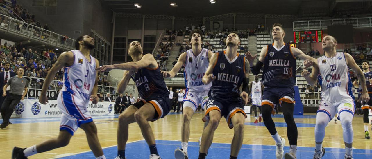 Los jugadores del HLA Alicante Pitts, Busquets y Schmidt se preparan para un rebote junto a tres rivales del Melilla en el último partido disputado en el Pedro Ferrándiz.