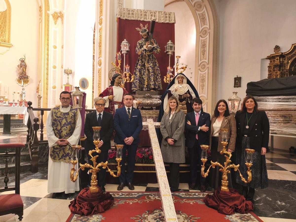 Autoridades en la presentación de la restauración de la cruz de plata procesional del Nazareno de Bujalance.