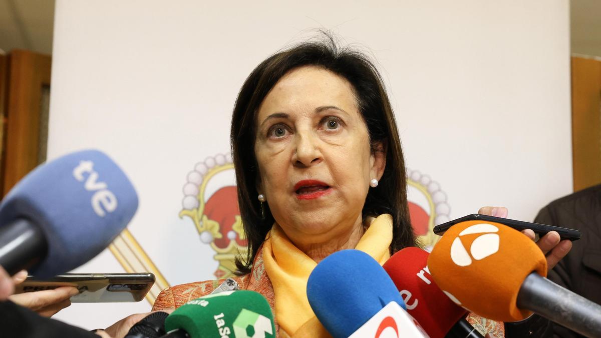 La ministra de Defensa, Margarita Robles, realiza declaraciones a los medios durante una visita a la Brigada &#039;Almogávares&#039; VI de Paracaidistas en sus instalaciones de la Base &#039;Príncipe&#039;.