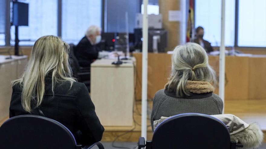 Las dos acusadas durante el juicio.