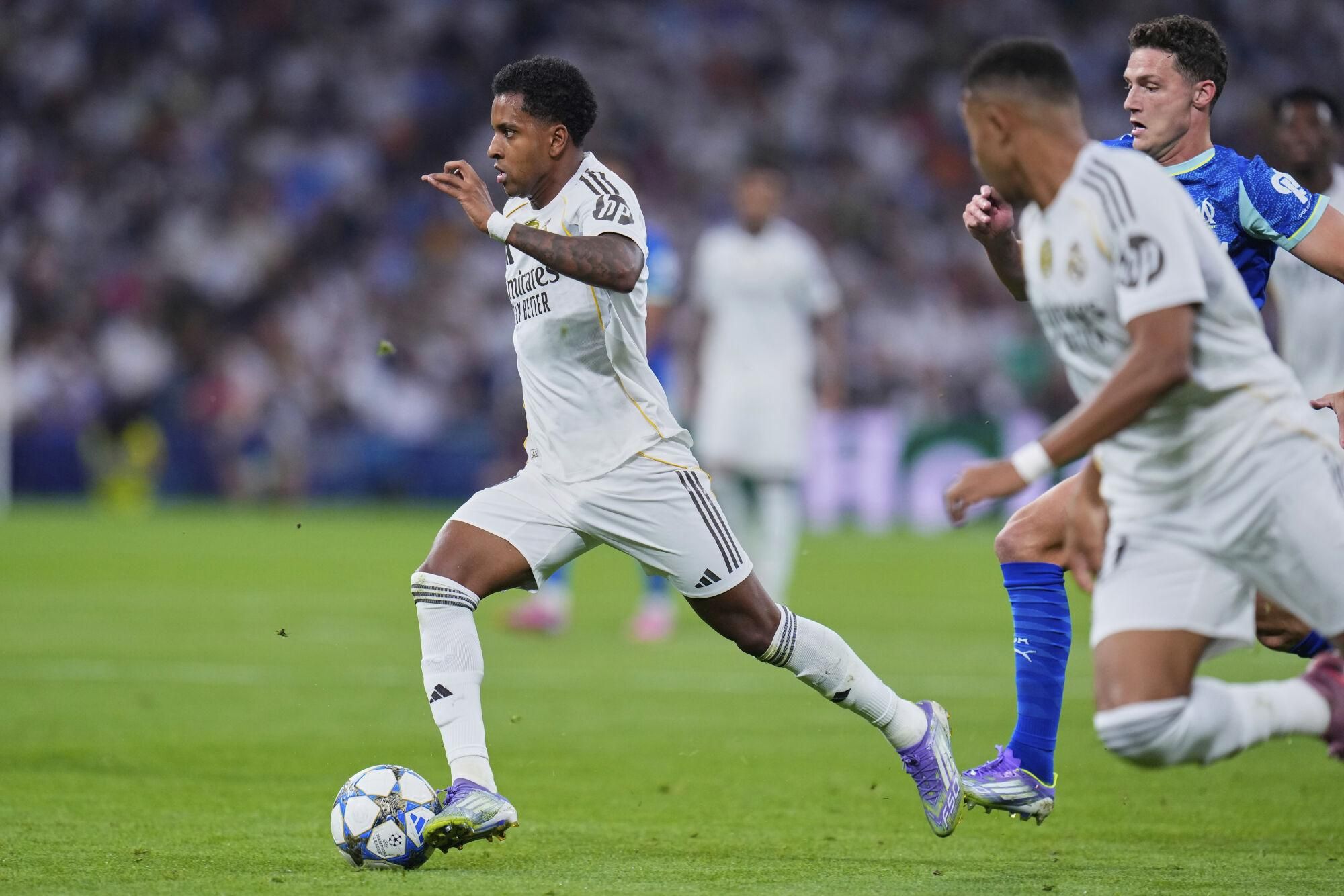 Real Madrid's Rodrygo runs with the ball during a Champions League opening phase soccer match between Real Madrid and Marseille at Santiago Bernabeu stadium, in Madrid, Tuesday, Sept. 16, 2025. (AP Photo/Manu Fernandez)