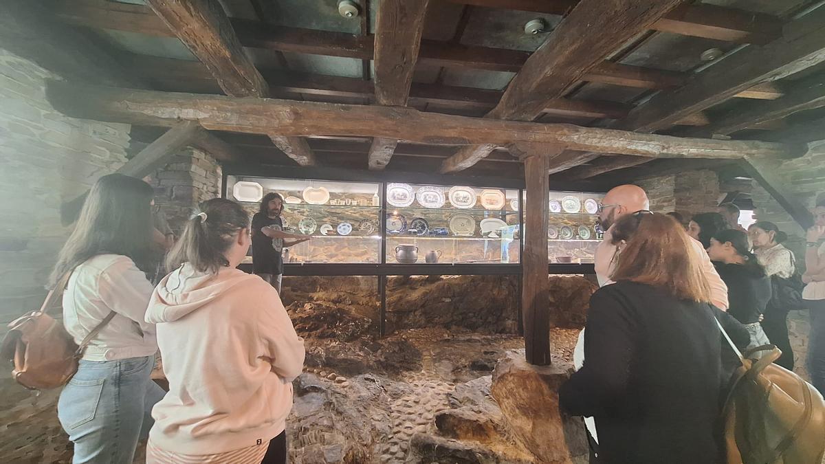 Los asistentes a la jornada durante la visita al Museo Casa Natal Marqués de Sargadelos (Santa Eulalia de Oscos)