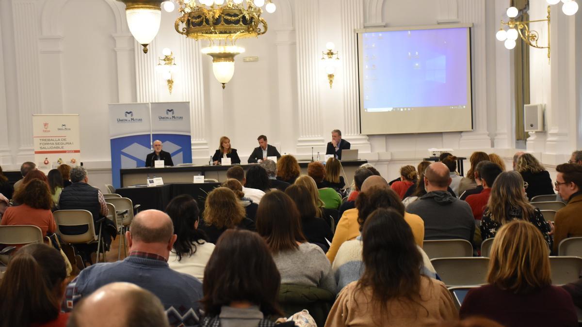 Reunión del ayuntamiento con la Unión de Mutuas en la Casa de la Cultura.