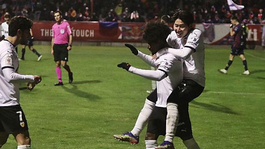 Kang In felicita a Correia tras el cuarto gol