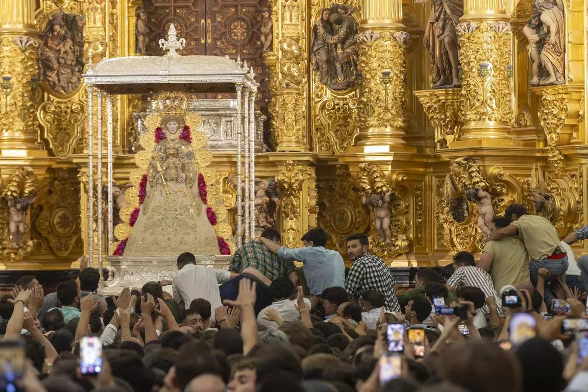 El salto de la reja de la Virgen del Rocío, la pasada madrugada.