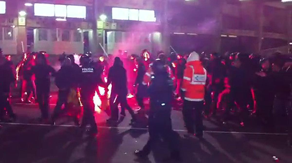 Primers incidents abans del clàssic, als afores del Camp Nou.