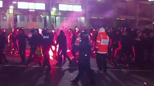 Primers incidents abans del clàssic, als afores del Camp Nou.