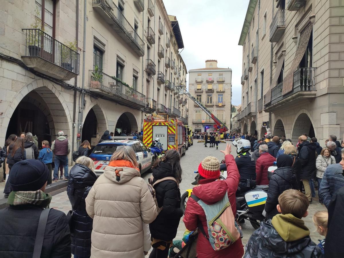Les fotos de l'actuació dels Bombers per una emergència mèdica a la plaça del Vi Les fotos de l'actuació dels Bombers per una emergència mèdica a la plaça del Vi