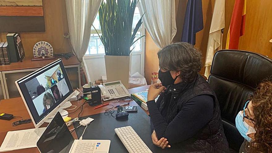 Eva de la Torre y Lourdes Moure, ayer, en la comisión Covid.   | // D.P.