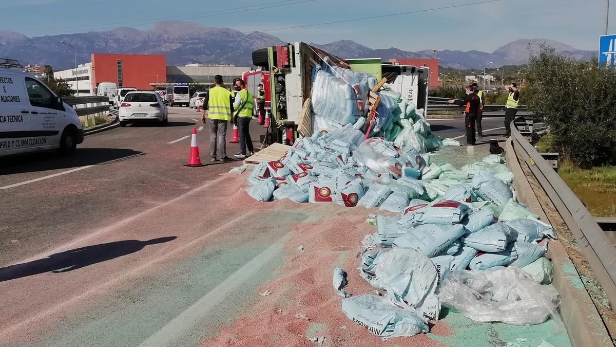 La carga ha quedado esparcida sobre la calzada.