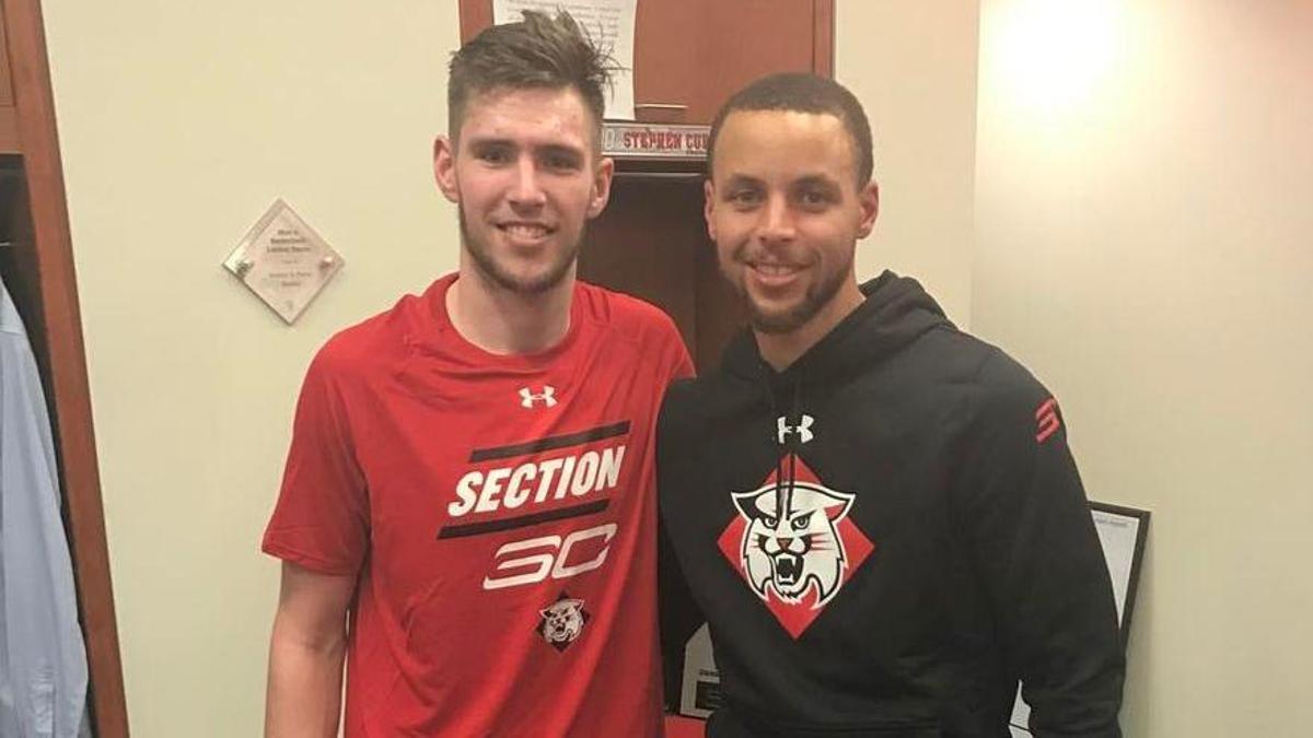 Jon Axel Gudmundsson posa junto a Stephen Curry tras un partido de Davidson.
