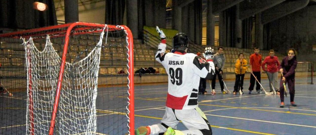 Los integrantes del Floorball Lena, durante un entrenamiento.