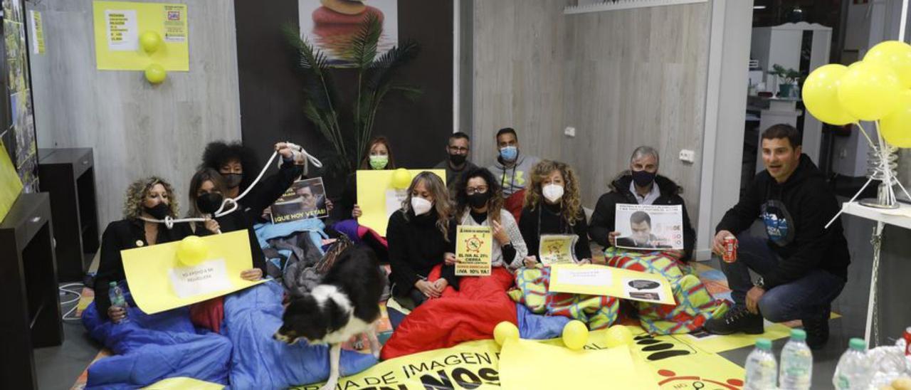 La protesta de ayer en la peluquería gijonesa. | Marcos León