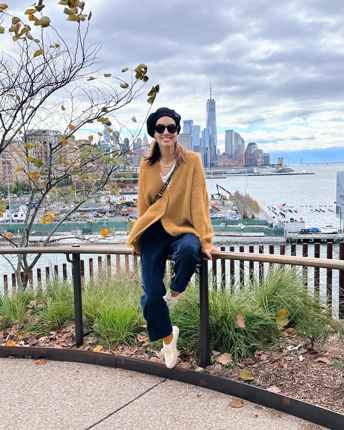 Eugenia Silva con cárdiga, pantalones de pana y boina en Instagram