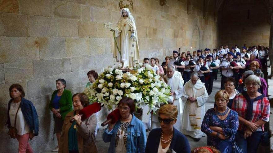 La procesión recorrió el interior del monasterio de San Xoán.  // Gustavo Santos