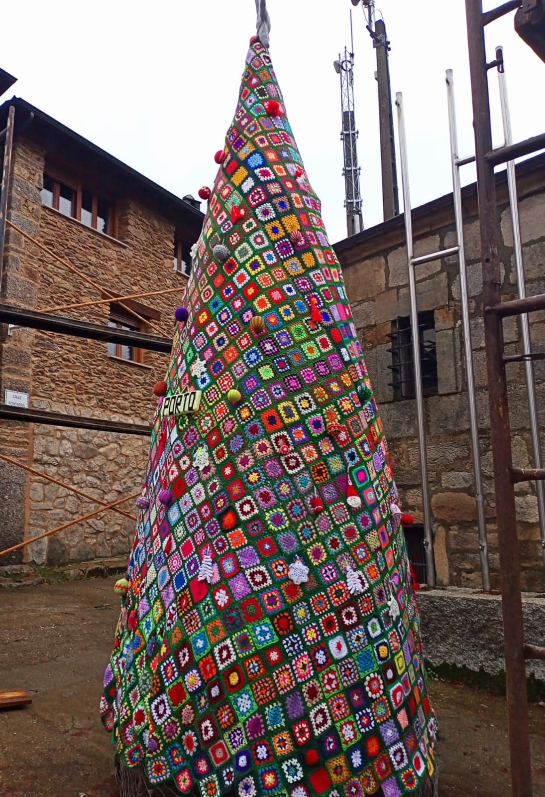 GALERÍA | Tejiendo el árbol de Navidad en Porto de Sanabria