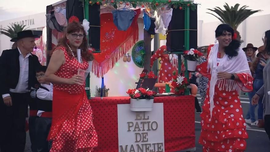 Carroza 'El Patio de Maneje' en el coso del carnaval de Arrecife 2024.