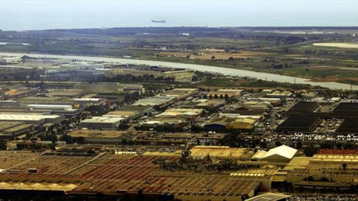 Panorámica aérea de la Zona Franca y, al fondo, del Parc Agrari del Llobregat.