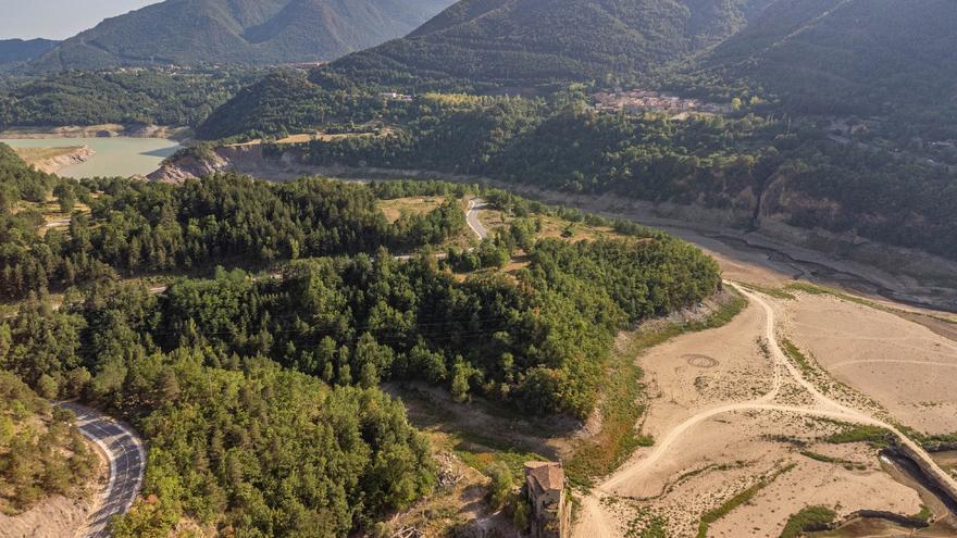 Els efectes de la sequera al pantà de la Baells, a vista de dron