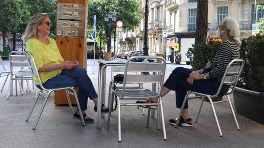 Dues persones parlant en una terrassa d&#039;un forn a la la Rambla de Catalunya en el primer dia de fase 1 a Barcelona