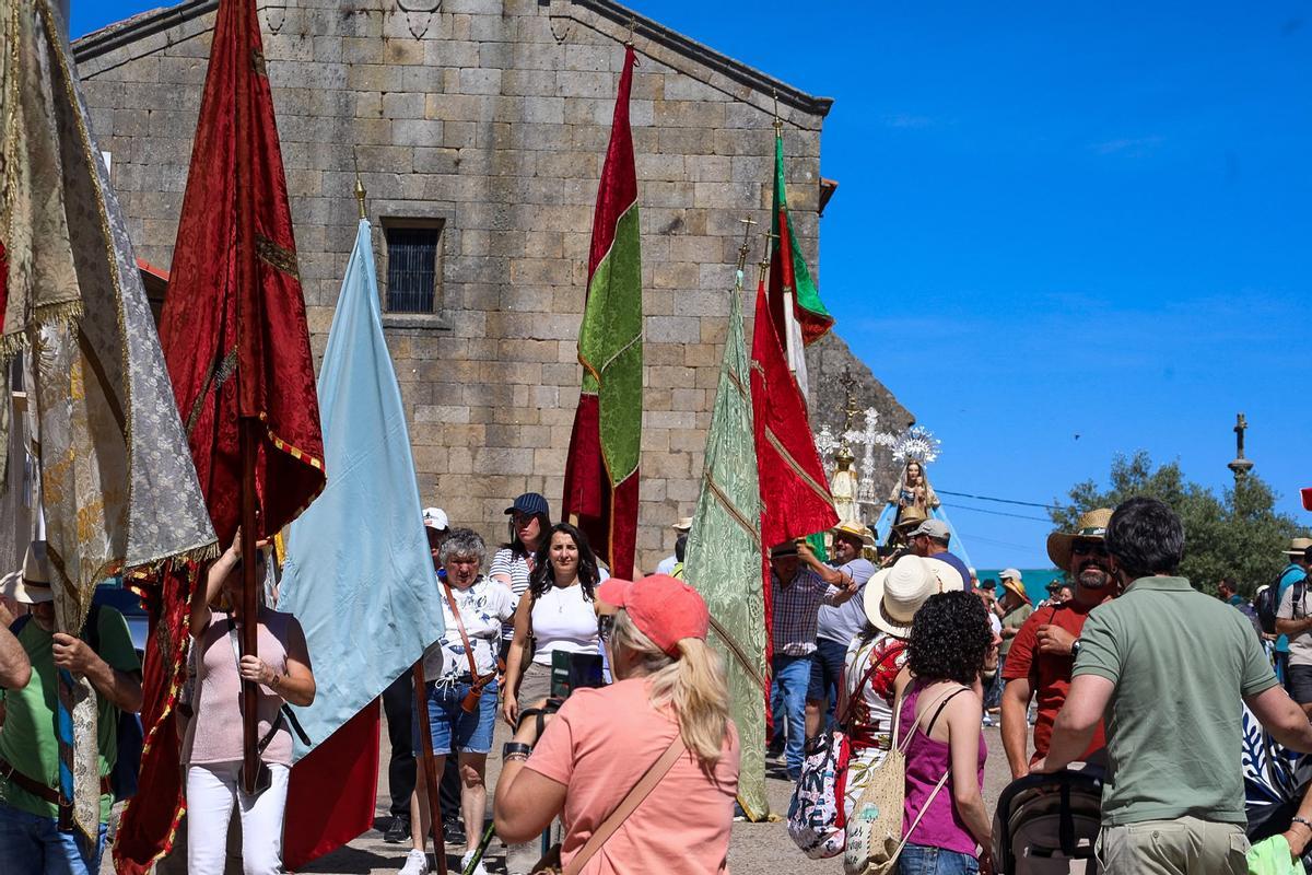 Los pendones de Fariza custodian a la Virgen del Castillo en la vuelta a su morada