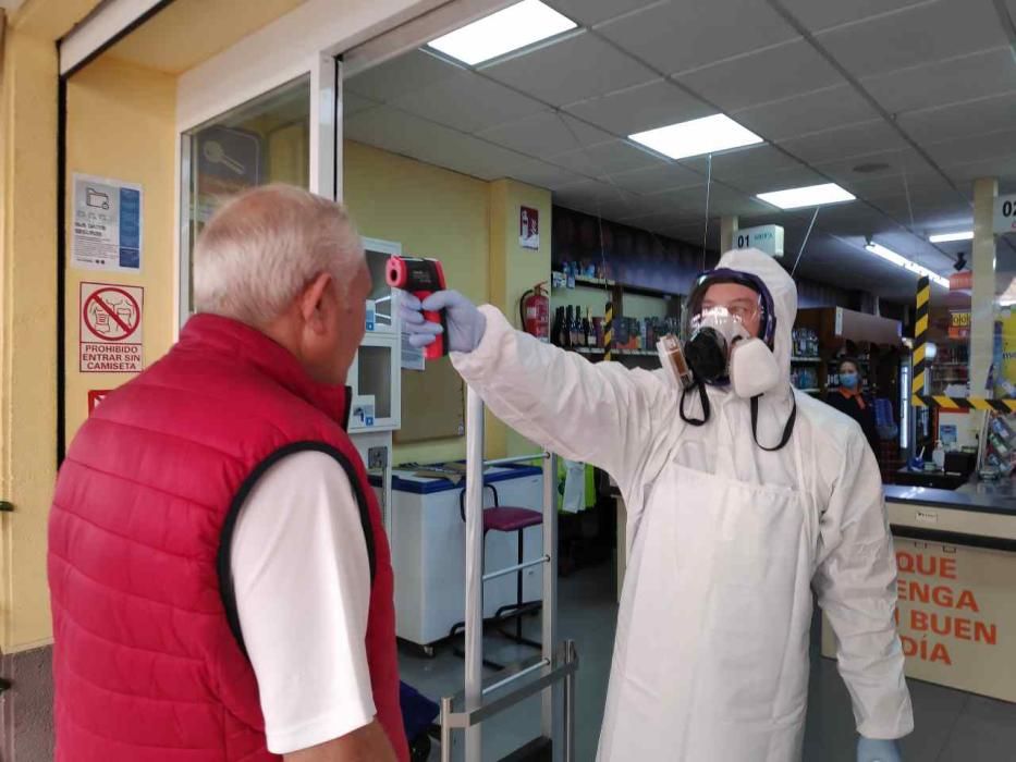 Un supermercado de Torrevieja controla el acceso de clientes con toma de temperatura corporal