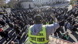 Tito Álvarez, el martes, se dirige a los taxistas que participaron en la macha lenta del martes