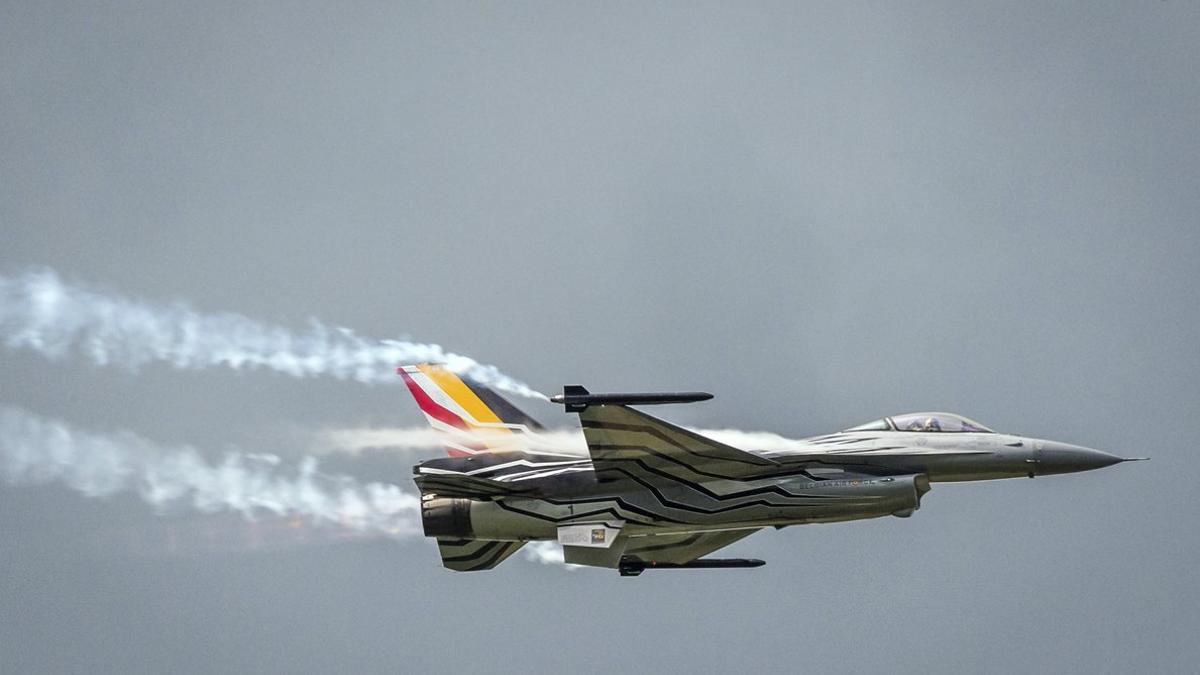 Un F-16 sobrevuela la base aérea de Florennes, en Bélgica.