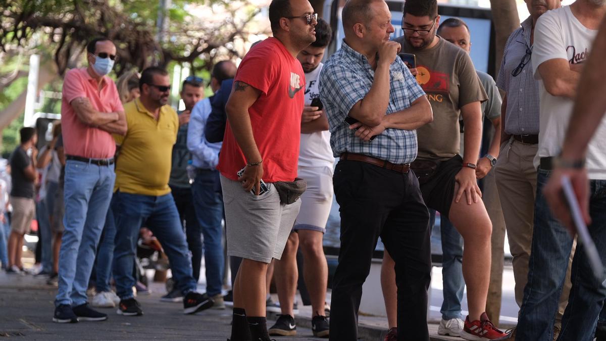 Colas para adquirir las entradas del playoff entre el CD Tenerife y la UD Las Palmas