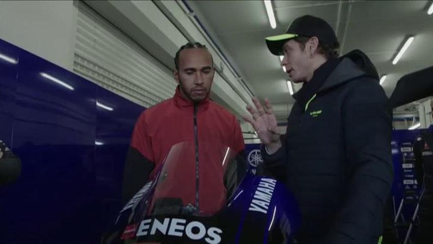 Hamilton y Rossi se intercambian sus vehículos