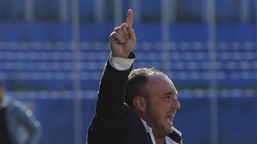 Josu Uribe, dando instrucciones a los jugadores en el partido. |