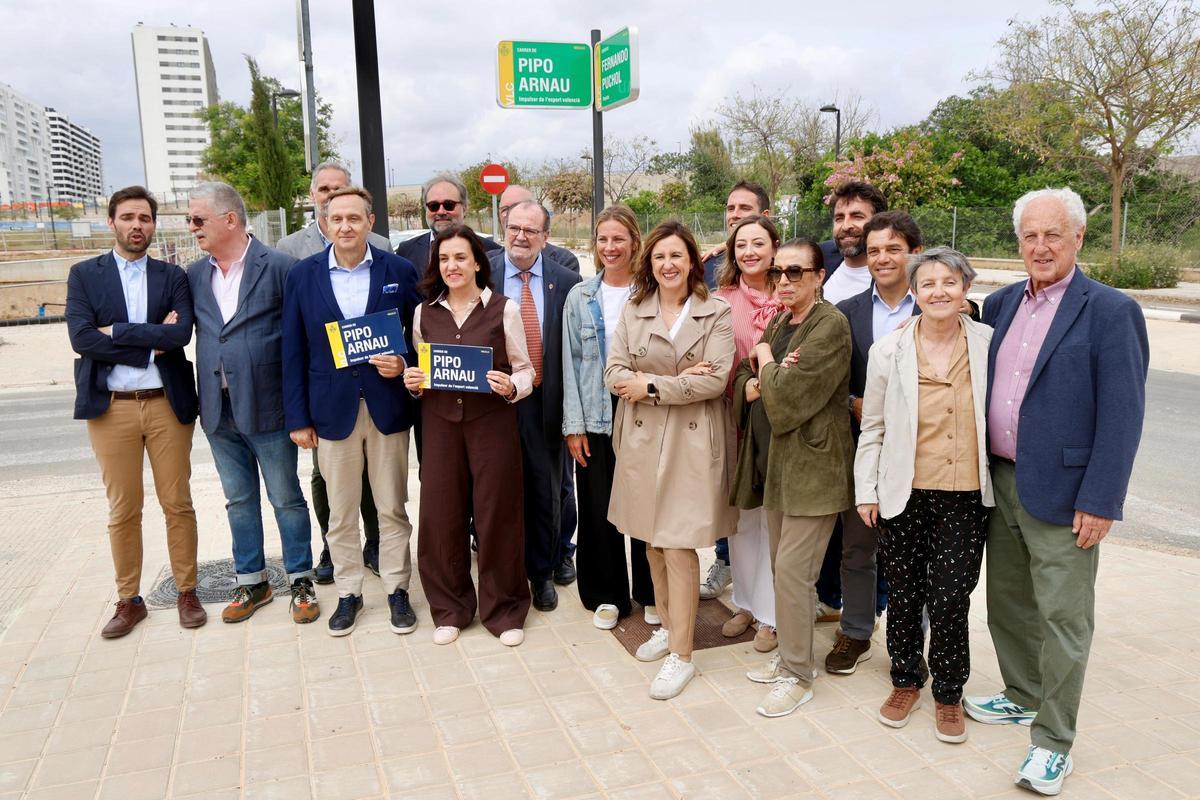 Foto de familia del nombramiento de la calle Pipo Arnau en València.