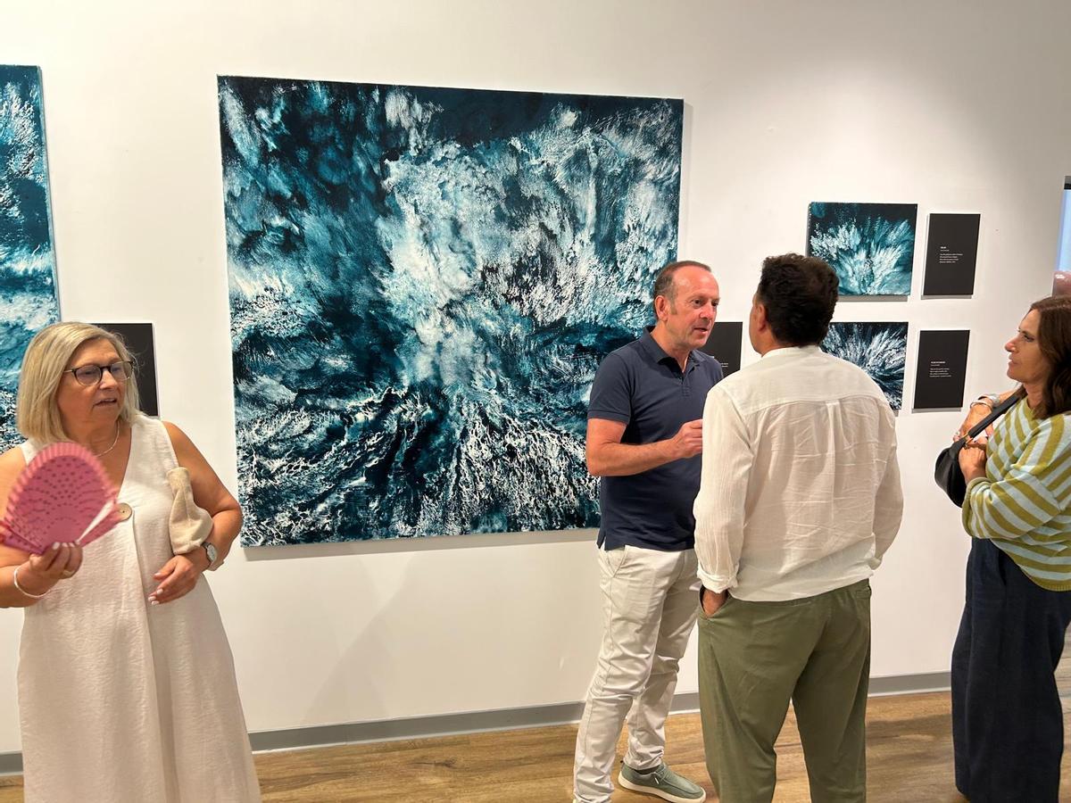 EN IMÁGENES: Inauguración en Villaviciosa de la muestra "La poesía y el mar" de Guillermo Simón