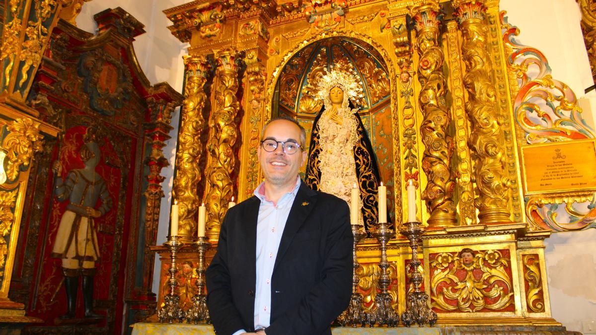 El presidente del Paso Azul, Miguel Ángel Peña Lorente, ante la Santísima Virgen de los Dolores.