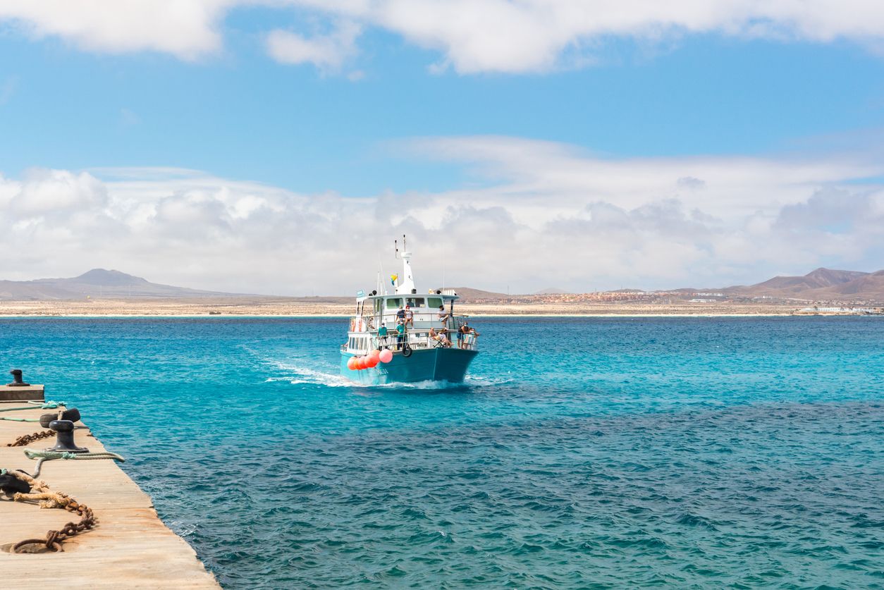 Un ferry llegando a Isla de Lobos