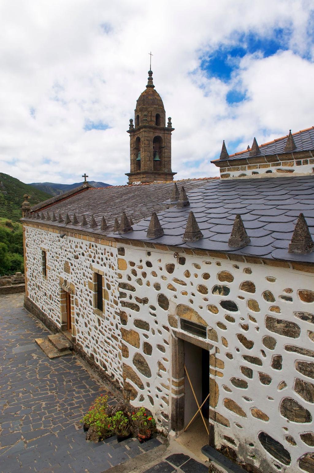 La iglesia de San Andrés de Teixido es uno de los puntos de peregrinaje más importantes de A Coruña
