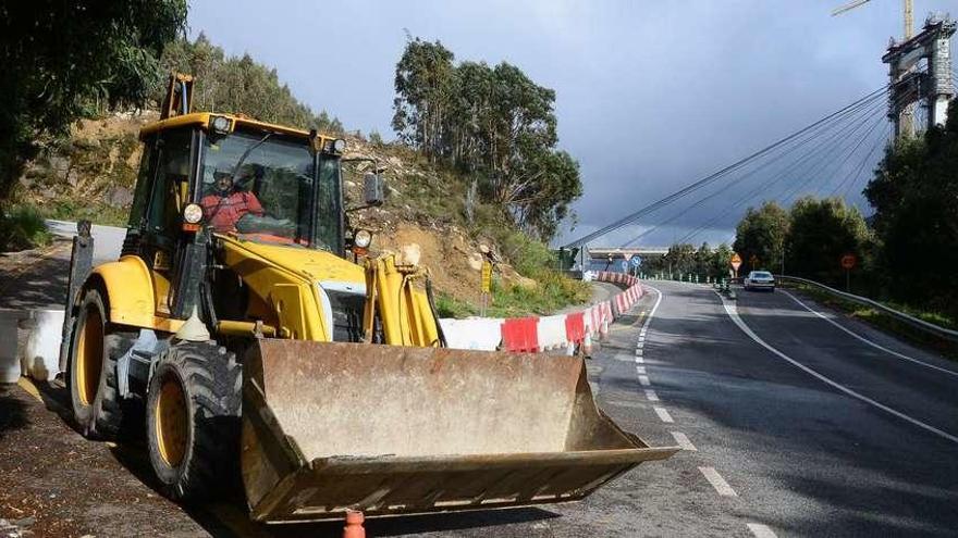 El vial a San Lorenzo quedó cortado ayer al tráfico debido a las obras de construcción del viaducto de enlace con la AP-9 y el puente. // G.N.