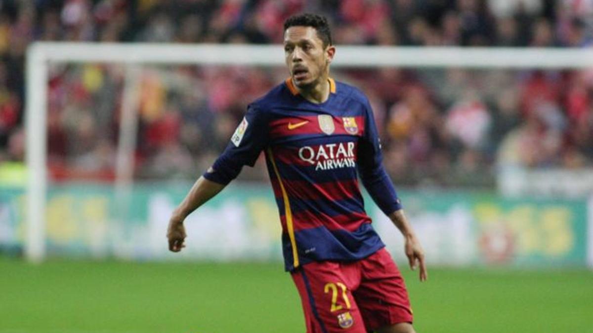 Adriano se va del Barça