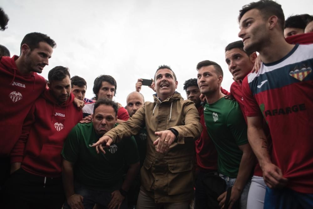 El Saguntino celebra el título de campeón