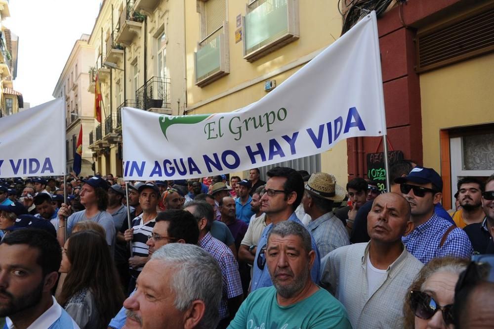 Gran protesta de los agricultores frente a la CHS