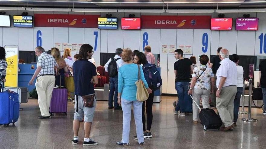 Pasajeros en la zona de facturación del aeropuerto de Alvedro.