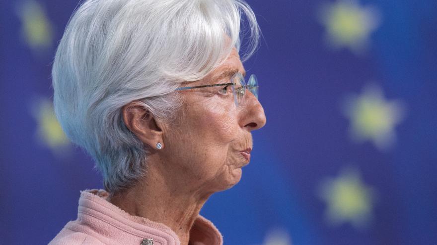 Lagarde anticipa un lento descenso de la inflación y rechaza una subida de tipos en 2022