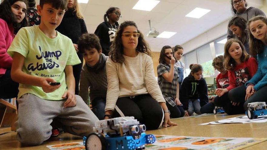 Alumnos del CEIP Vistahermosa de Ourense en la hora de Ciencias y Robótica. // Jesús Regal