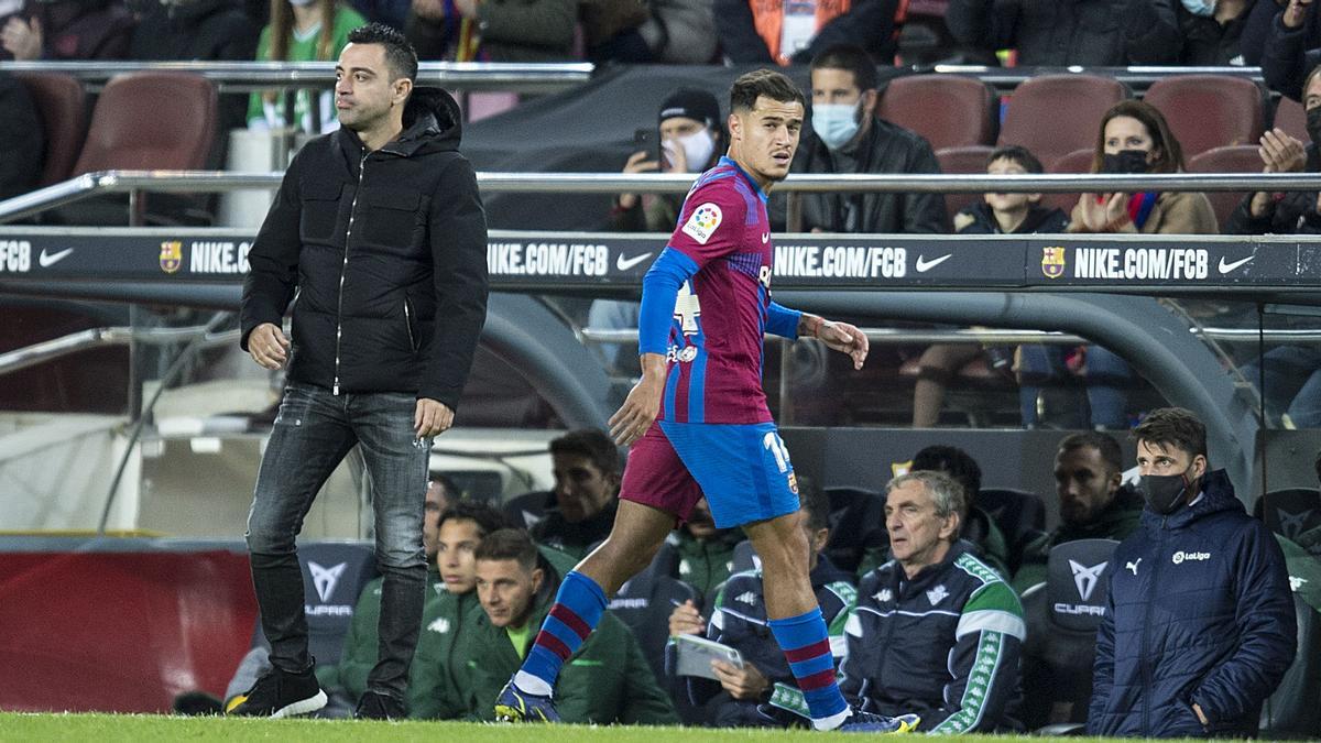 Barcelona. 04.12.2021. Deportes. Coutinho se retira sustituído por Xavi durante el partido de liga entre el Barça, FC Barcelona, y el Betis, en el Camp Nou. Fotografía de Jordi Cotrina