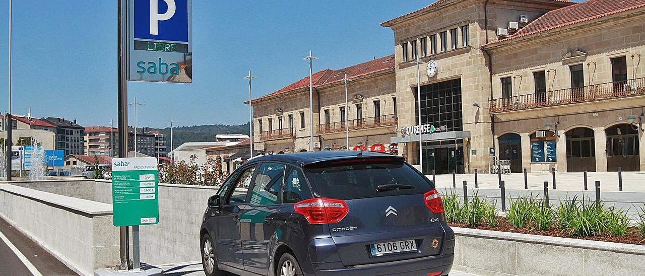 Un vehículo accede al parking subterráneo y la plaza de la estación queda ahora diáfana. |   // IÑAKI OSORIO