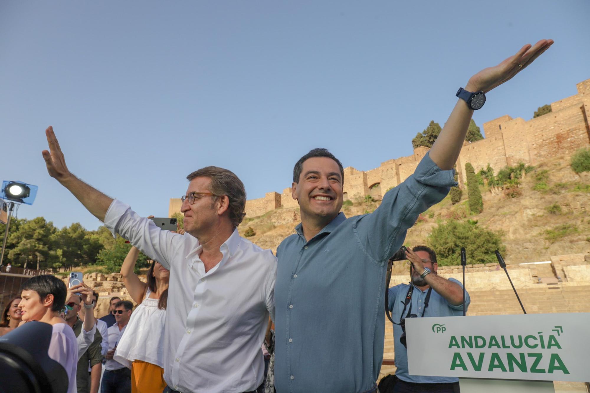 El presidente del PP-A y candidato a la reelección a la Presidencia de la Junta, Juanma Moreno, junto al presidente del PP, Alberto Núñez Feijoó, clausuran un mitin, en el acto electoral de campaña para los comicios autonómicos del próximo día 19 a 11 de junio del 2022 en Málaga.
