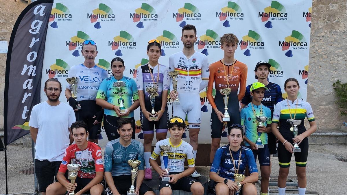 Los mejores posan en el podio.